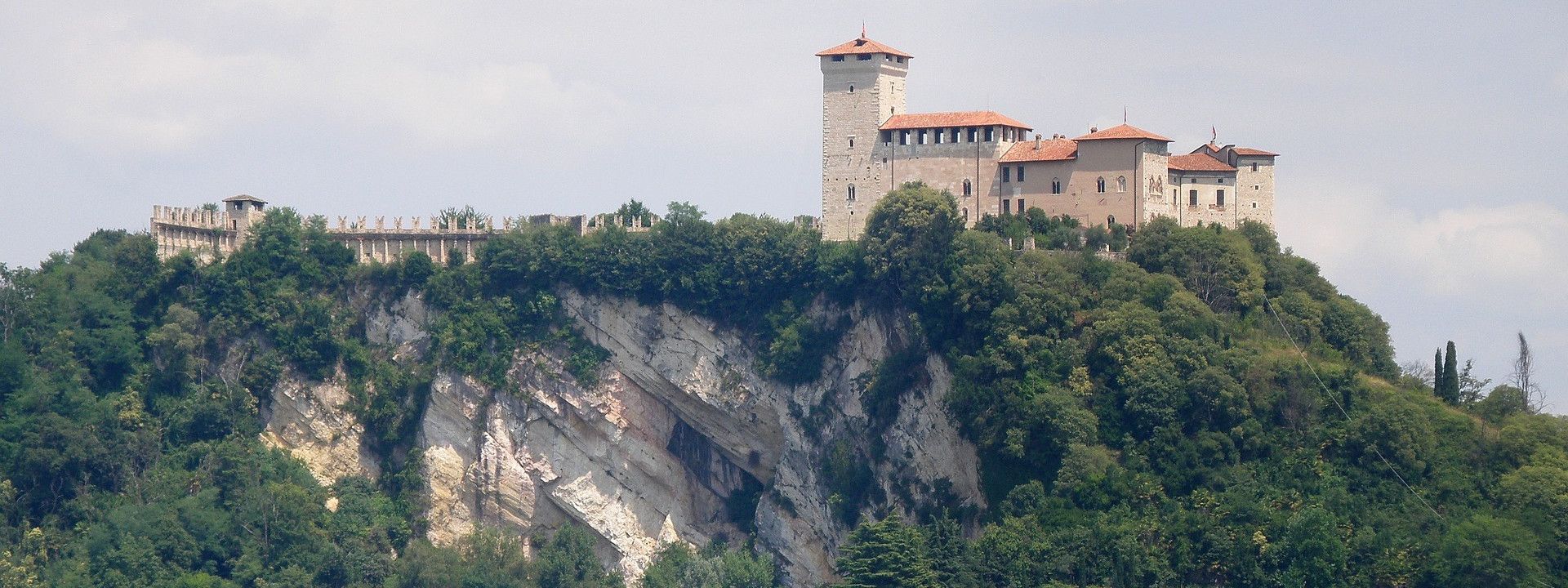Cosa vedere, cosa fare e dove dormire ad Angera sulla sponda lombarda del Lago Maggiore
